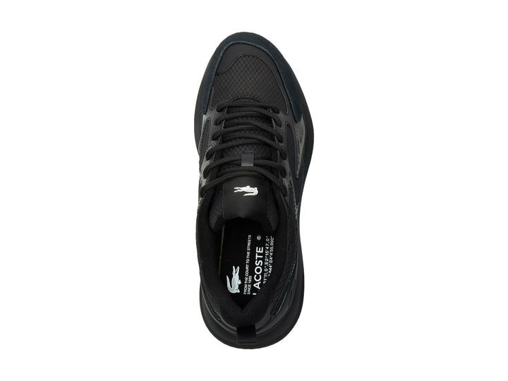 Tenis deportivos Lacoste color negro con detalles de malla y suela robusta.