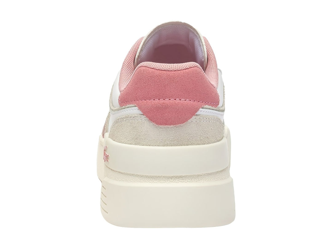 Tenis Lacoste blancos con detalles en rosa y suela de plataforma blanca.