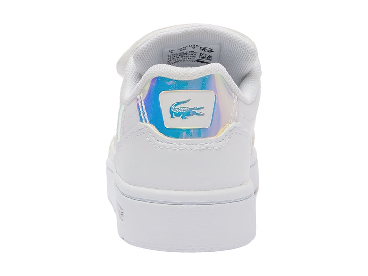 Tenis blancos Lacoste con detalles iridiscentes y cierres de velcro.