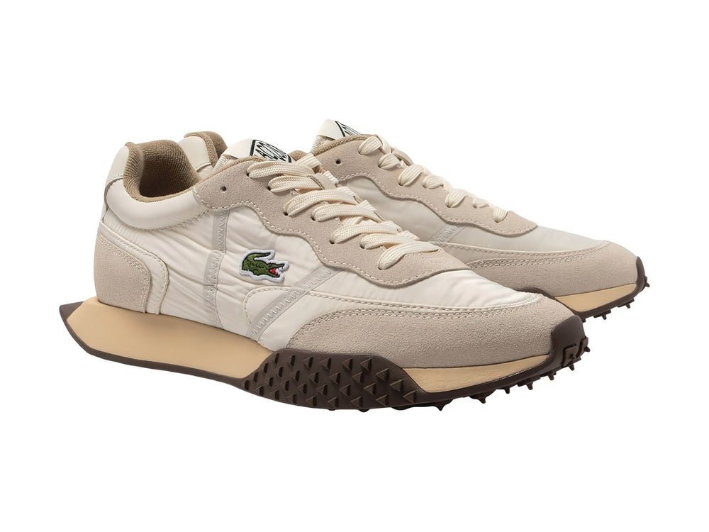 Tenis Lacoste color blanco roto con detalles en beige y suela de goma marrón con relieve.