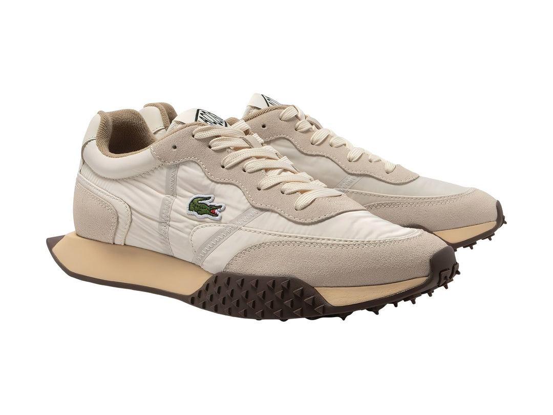 Tenis Lacoste color blanco roto con detalles en beige y suela de goma marrón con relieve.