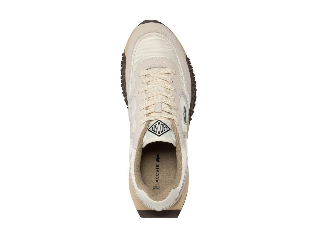 Tenis Lacoste color blanco roto con detalles en beige y suela de goma marrón con relieve.