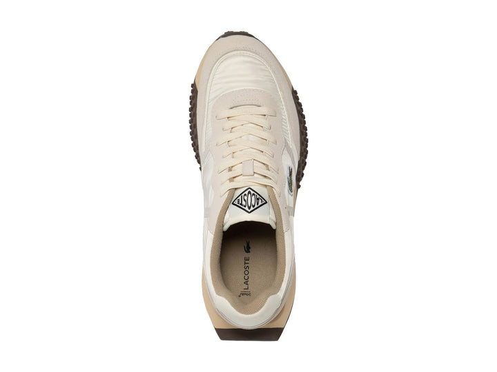 Tenis Lacoste color blanco roto con detalles en beige y suela de goma marrón con relieve.
