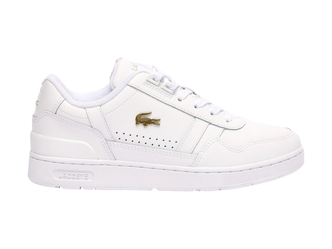 Tenis Lacoste blancos de cuero con logotipo dorado y suela blanca.