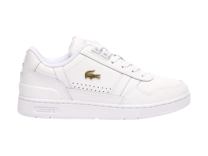 Tenis Lacoste blancos de cuero con logotipo dorado y suela blanca.