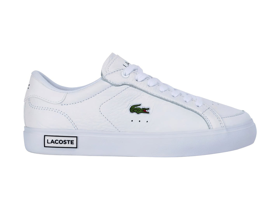 Tenis Lacoste Powercourt en color blanco de cuero con suela blanca y logotipo del cocodrilo verde en el lateral.