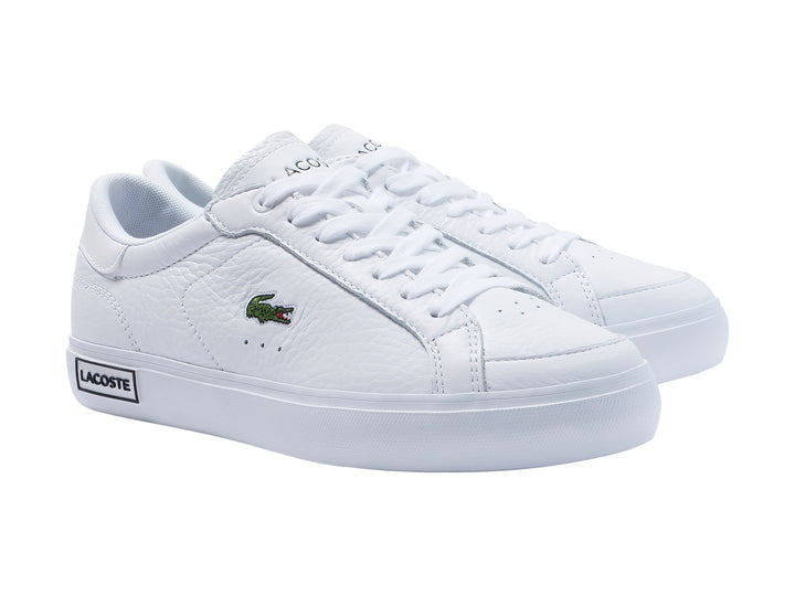 Tenis Lacoste Powercourt en color blanco de cuero con suela blanca y logotipo del cocodrilo verde en el lateral.