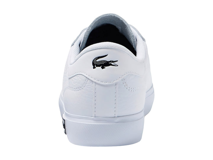 Tenis Lacoste Powercourt en color blanco de cuero con suela blanca y logotipo del cocodrilo verde en el lateral.