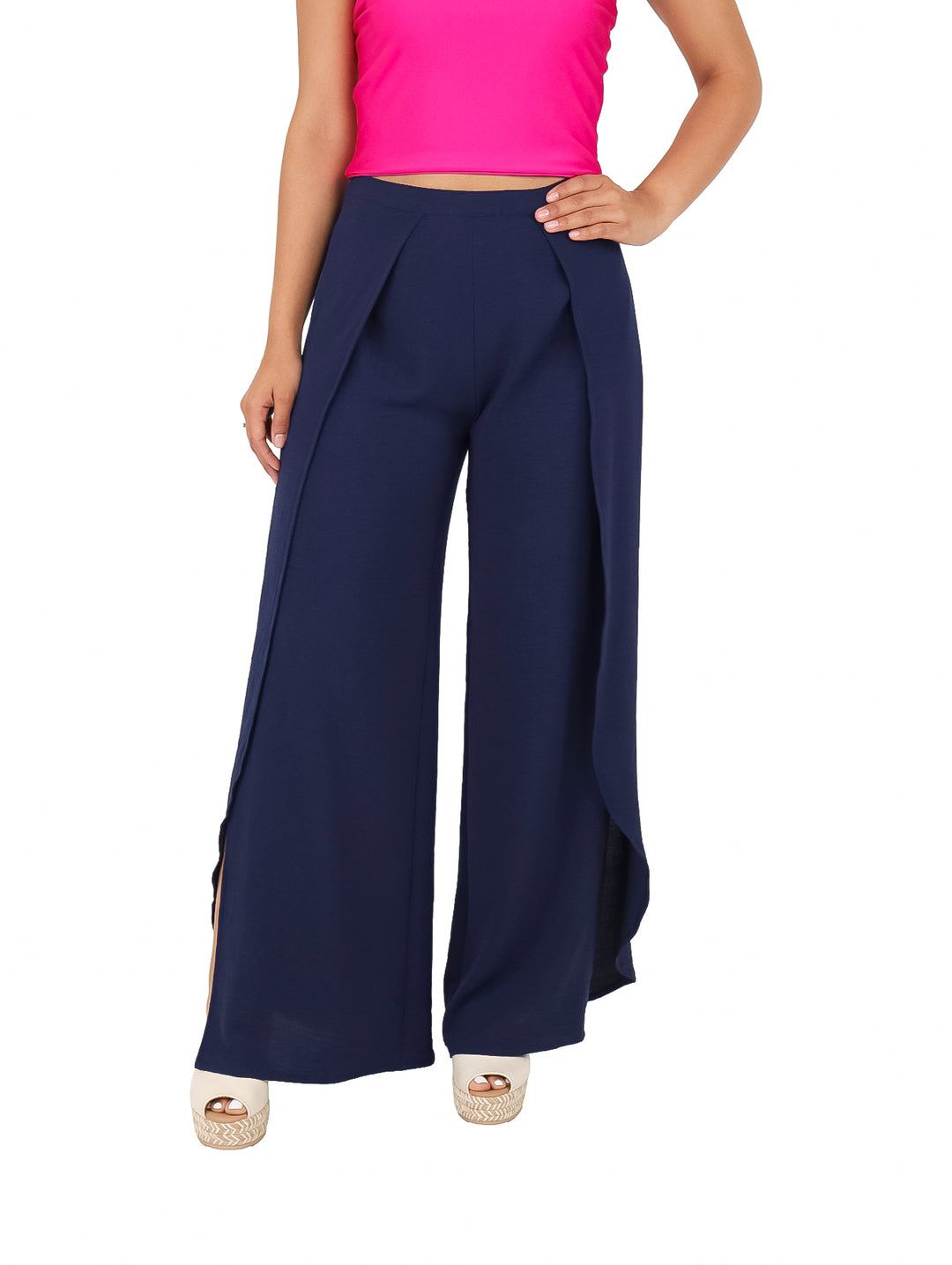 Mujer vistiendo pantalones anchos de color azul marino con aberturas laterales.