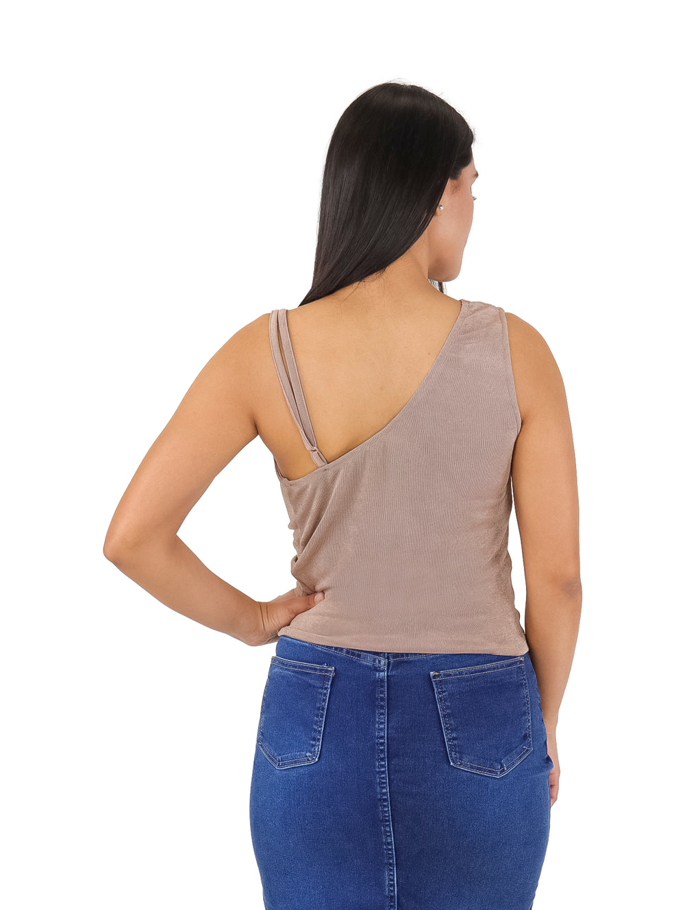 Mujer vistiendo blusa color café con cuello drapeado y falda vaquera azul