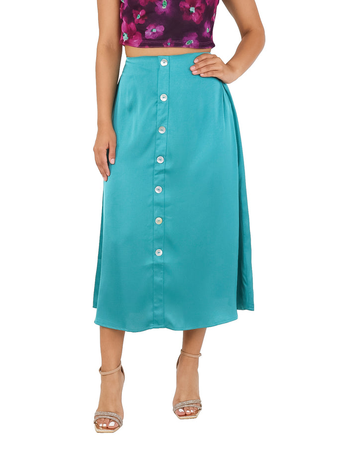 Falda midi color turquesa con botones frontales en el centro.