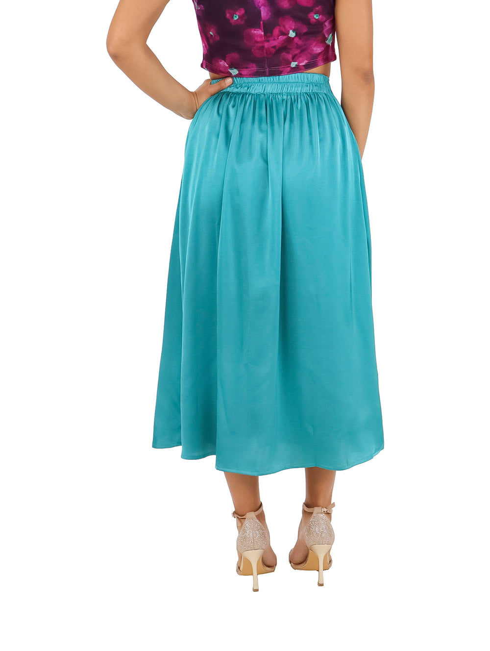 Falda midi color turquesa con botones frontales en el centro.
