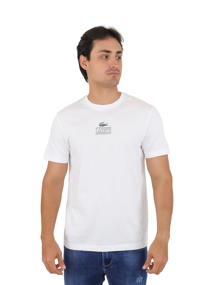 Camiseta blanca de manga corta y cuello redondo con logo de Lacoste en el pecho.