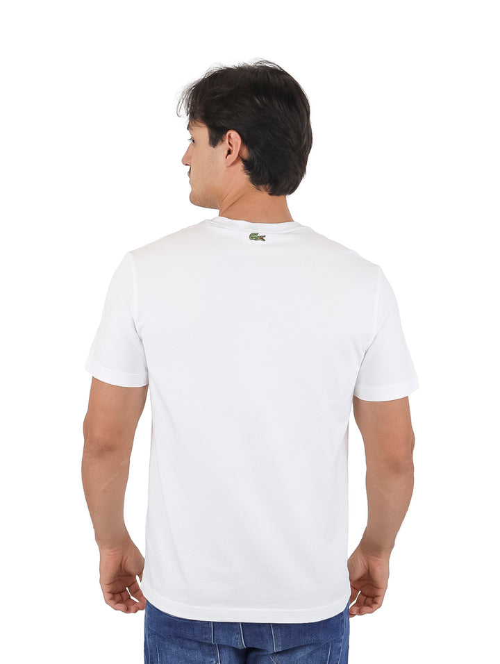 Camiseta blanca de manga corta y cuello redondo con logo de Lacoste en el pecho.