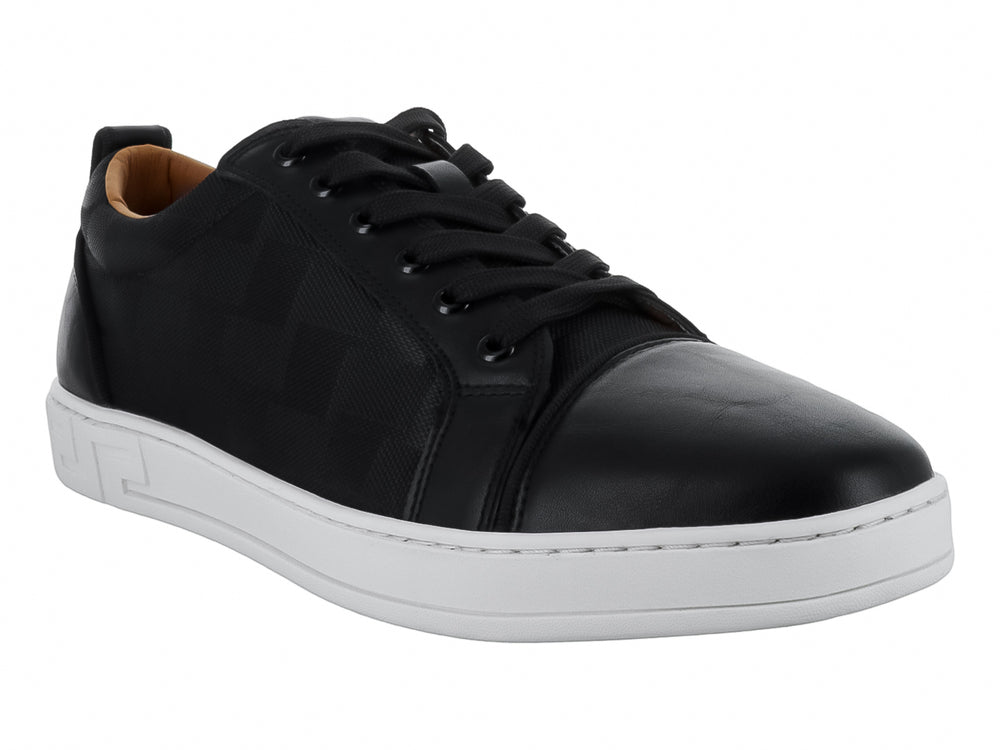 Tenis casuales PLATINI color negro con suela blanca y detalles geométricos en el cuerpo.