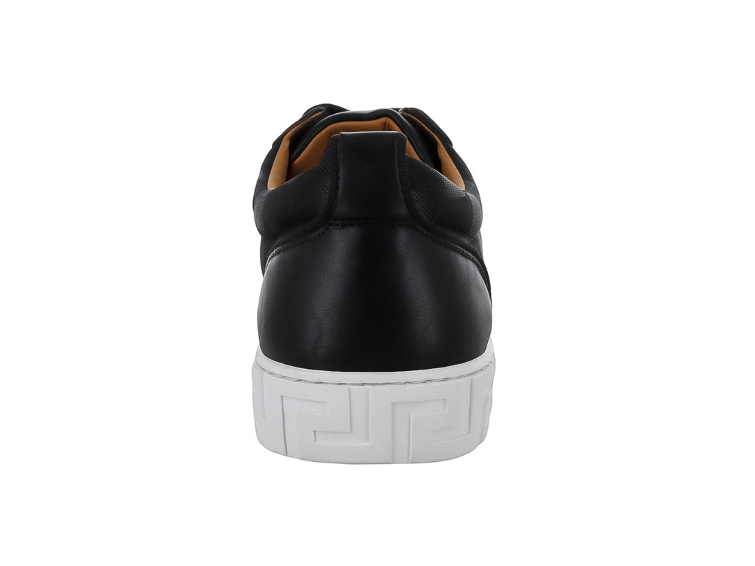 Tenis casuales PLATINI color negro con suela blanca y detalles geométricos en el cuerpo.