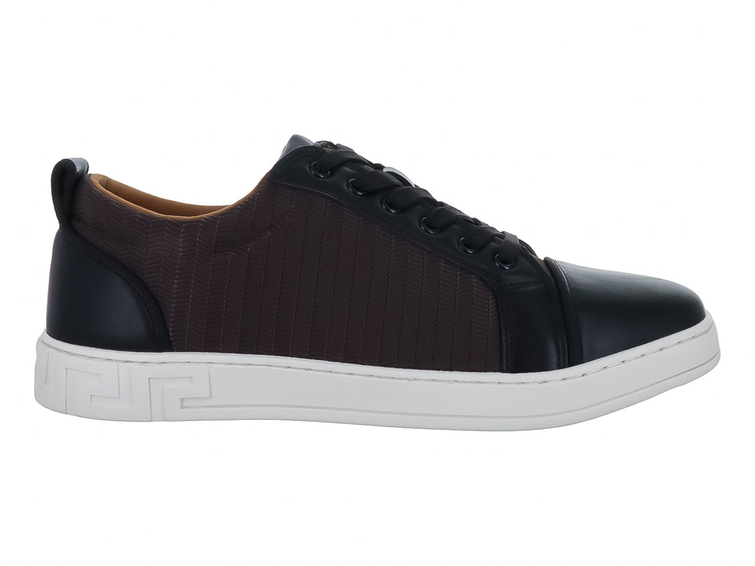 Tenis casual Platini en colores café y negro con suela blanca y detalles decorativos laterales.