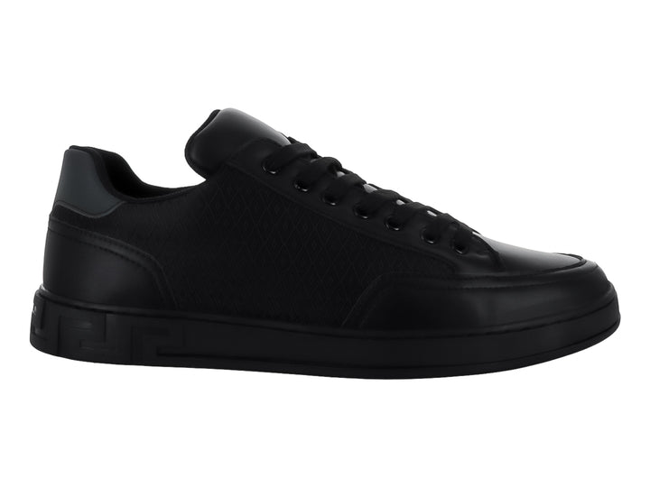 Tenis casuales color negro con detalles de malla y suela plana.