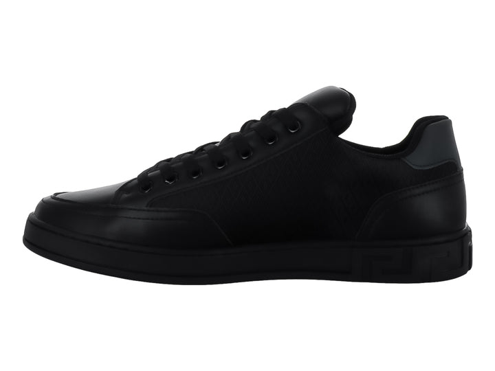 Tenis casuales color negro con detalles de malla y suela plana.