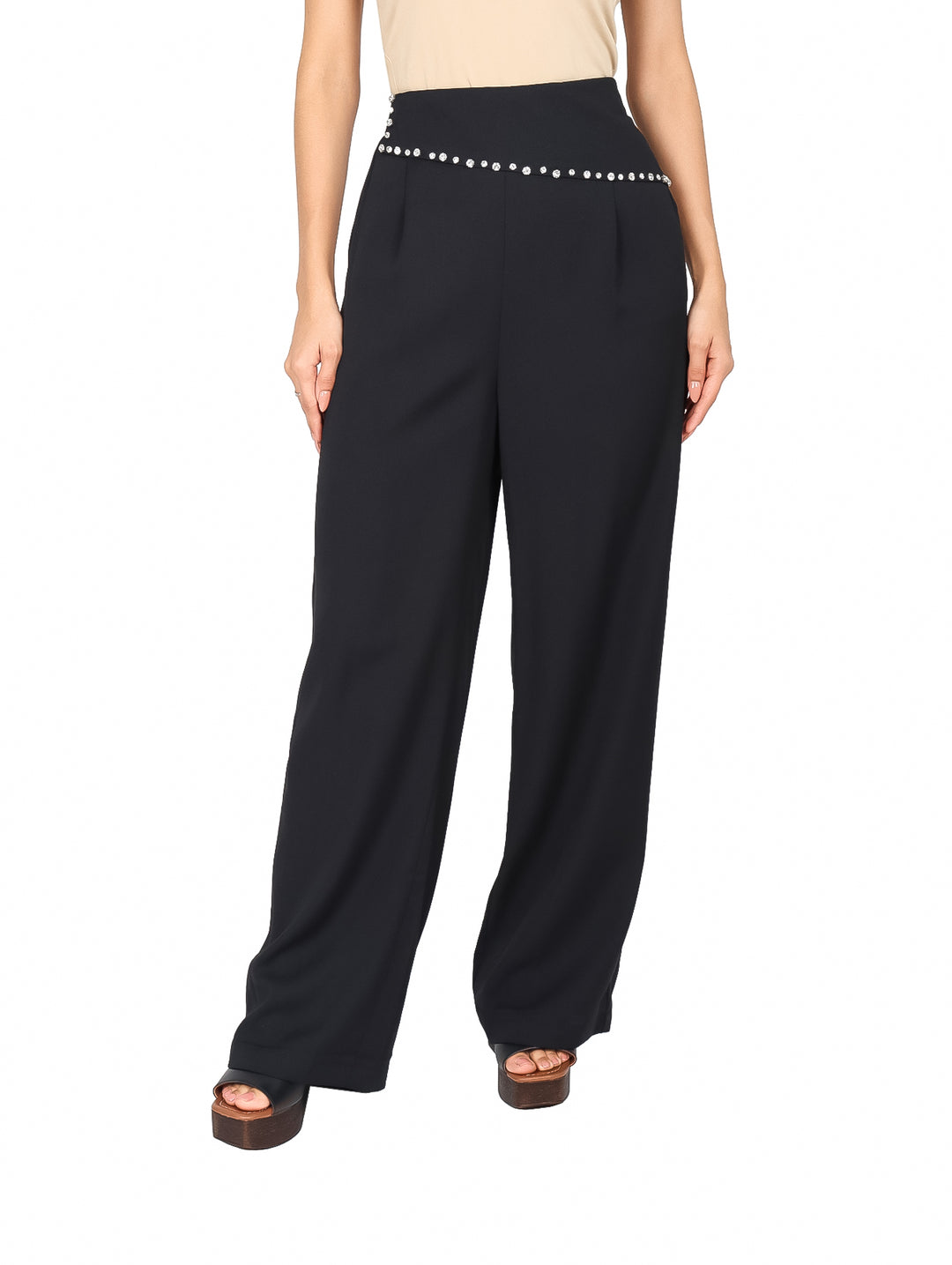 Pantalón negro de pierna ancha con detalles de remaches blancos en la cintura.