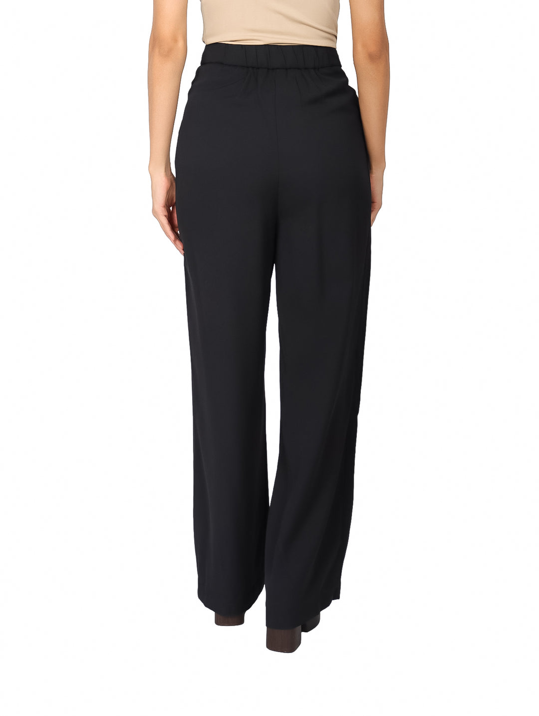 Pantalón negro de pierna ancha con detalles de remaches blancos en la cintura.