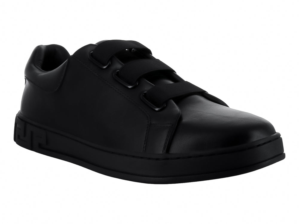 Zapato casual negro para niño con cierre de tres tiras de velcro y suela con relieve lateral.