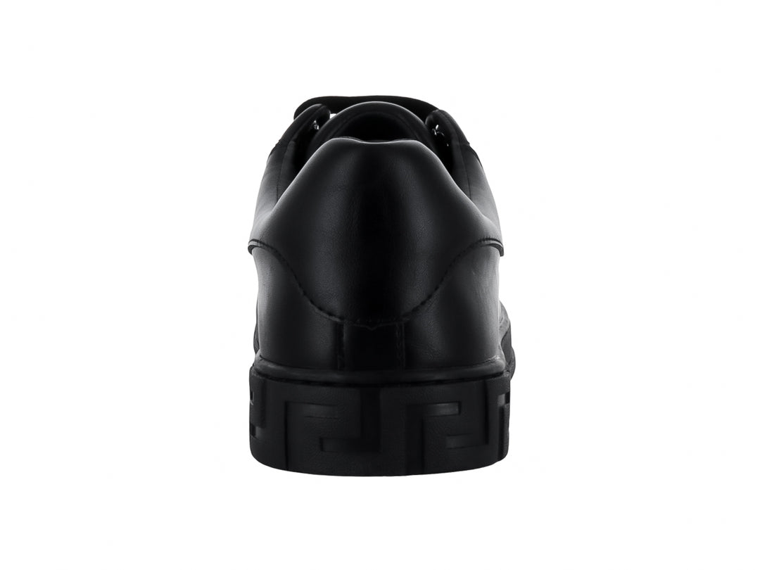 Zapato casual negro para niño con cierre de tres tiras de velcro y suela con relieve lateral.