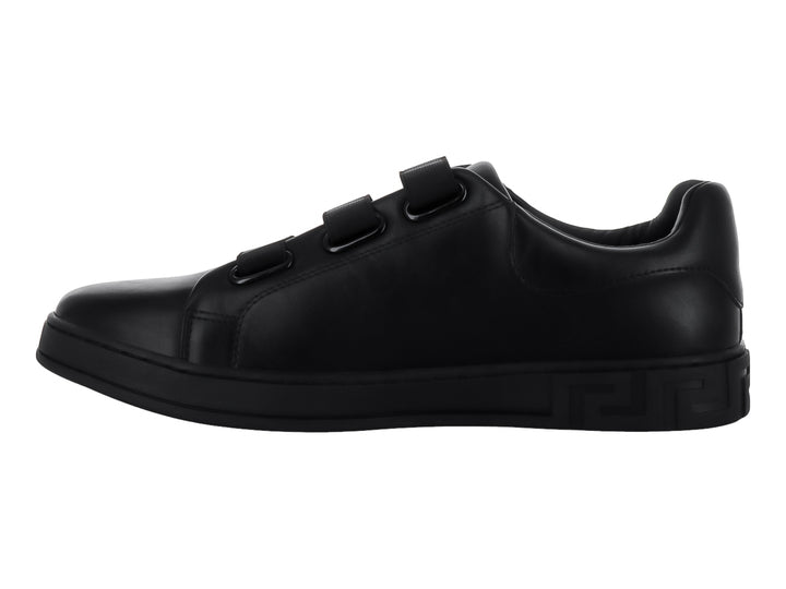 Zapato casual negro para niño con cierre de tres tiras de velcro y suela con relieve lateral.