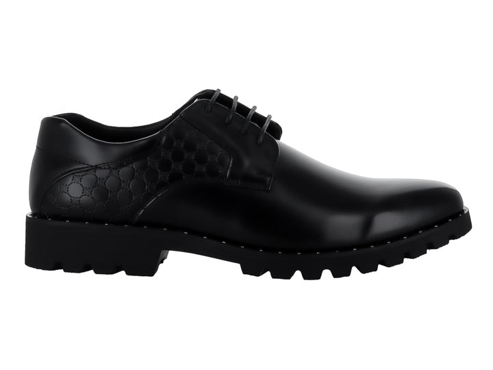 Zapato Platini M28 color negro con acabado brillante, cordones y suela gruesa dentada.