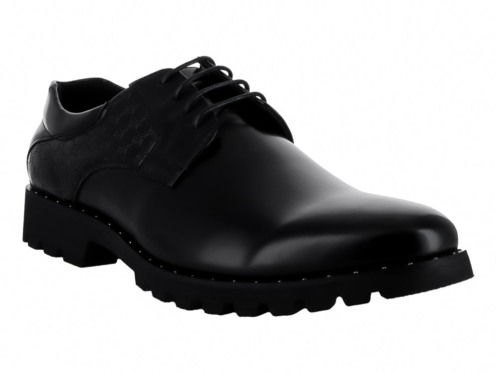Zapato Platini M28 color negro con acabado brillante, cordones y suela gruesa dentada.