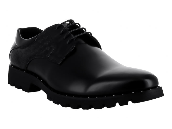 Zapato Platini M28 color negro con acabado brillante, cordones y suela gruesa dentada.