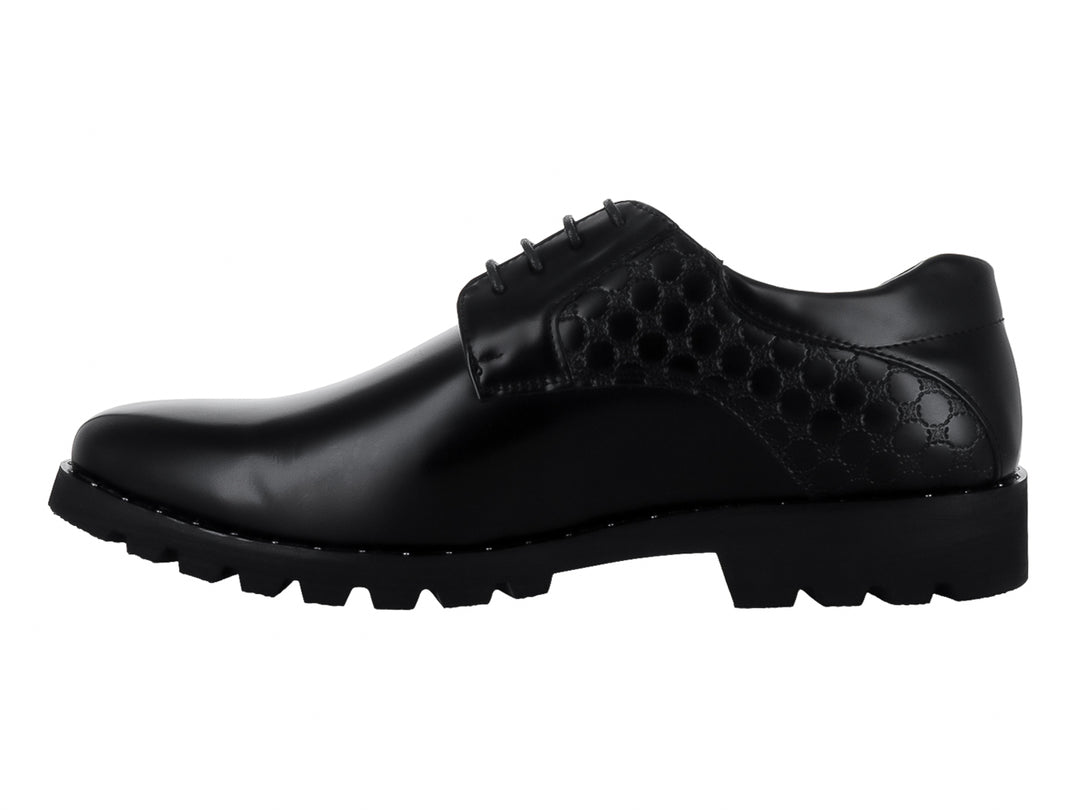 Zapato Platini M28 color negro con acabado brillante, cordones y suela gruesa dentada.