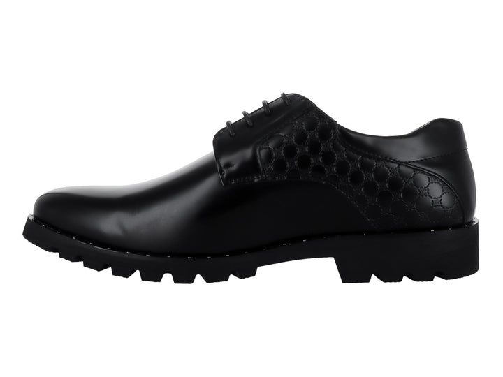 Zapato Platini M28 color negro con acabado brillante, cordones y suela gruesa dentada.