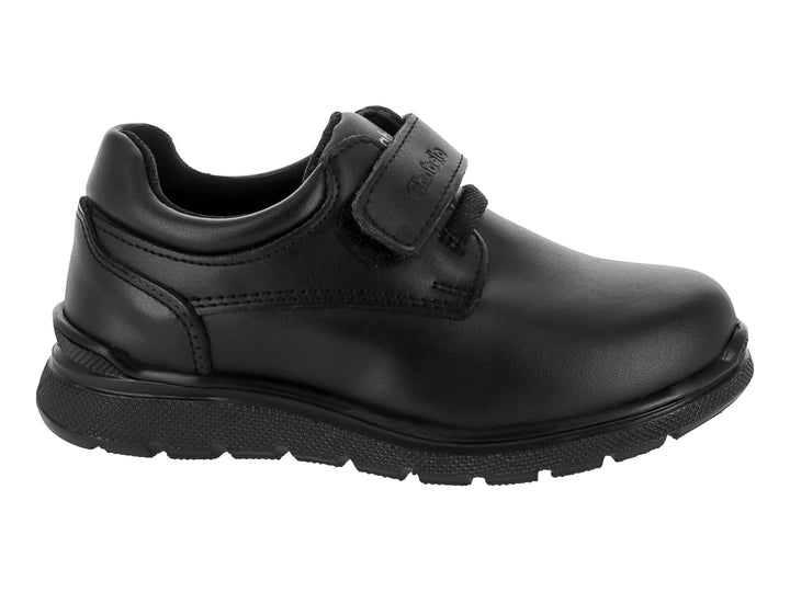 Zapato infantil color negro con cierre de velcro y suela resistente.