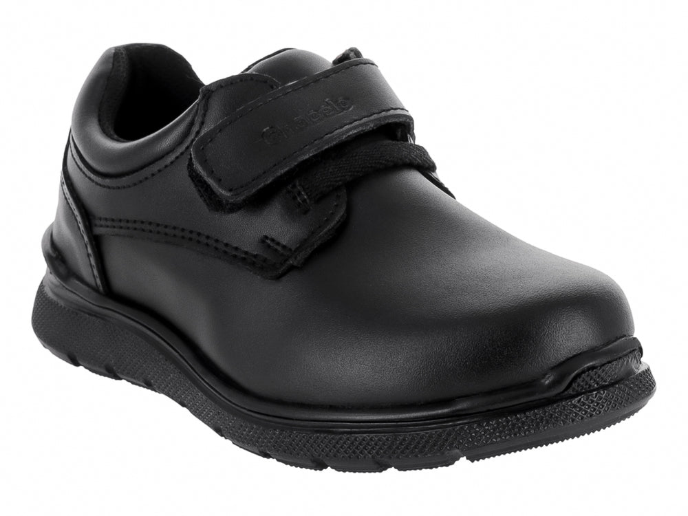 Zapato infantil color negro con cierre de velcro y suela resistente.