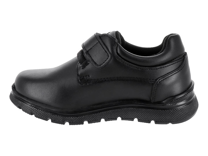Zapato infantil color negro con cierre de velcro y suela resistente.