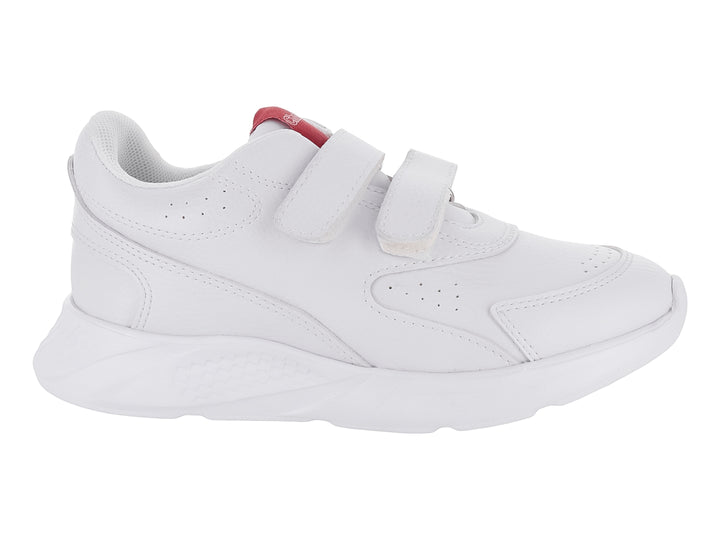 Zapato deportivo blanco para niño con cierre de velcro y suela blanca robusta.