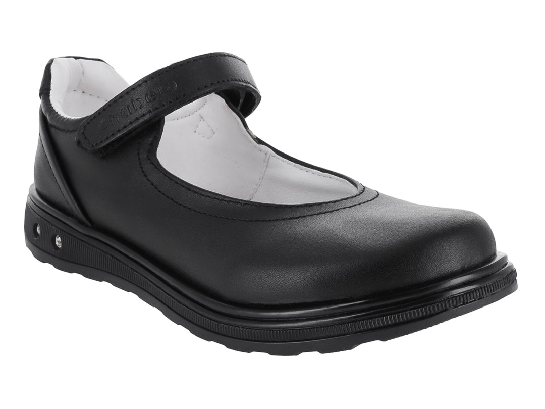 Zapato escolar negro para niño o niña con correa de cierre en velcro y suela negra.