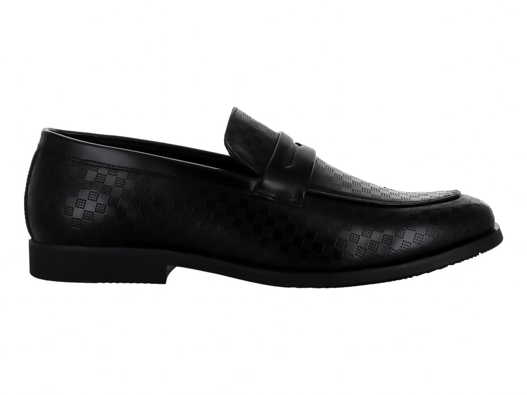 Zapato tipo mocasín color negro con textura de cuadros en relieve.