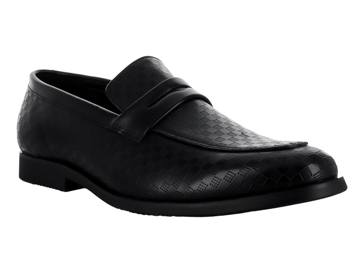 Zapato tipo mocasín color negro con textura de cuadros en relieve.