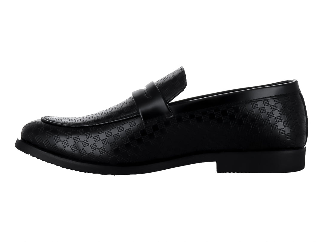 Zapato tipo mocasín color negro con textura de cuadros en relieve.
