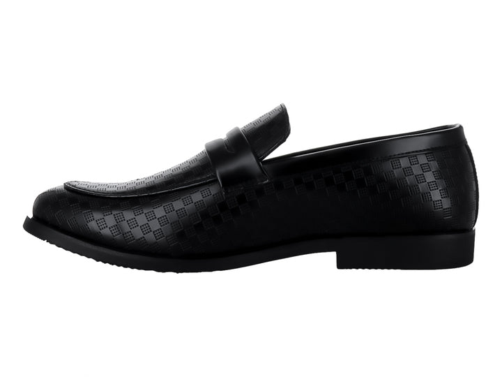 Zapato tipo mocasín color negro con textura de cuadros en relieve.