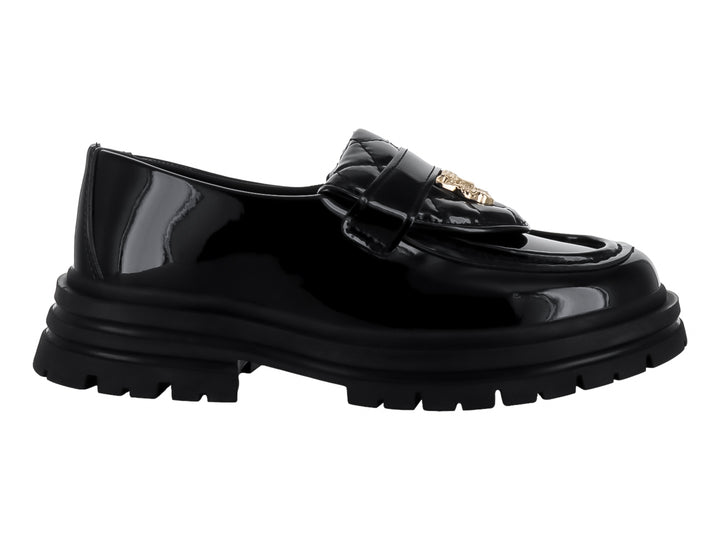 Zapato mocasín de charol negro con suela track gruesa y detalle dorado en la parte superior.