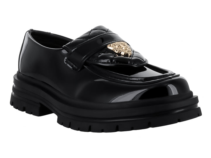 Zapato mocasín de charol negro con suela track gruesa y detalle dorado en la parte superior.