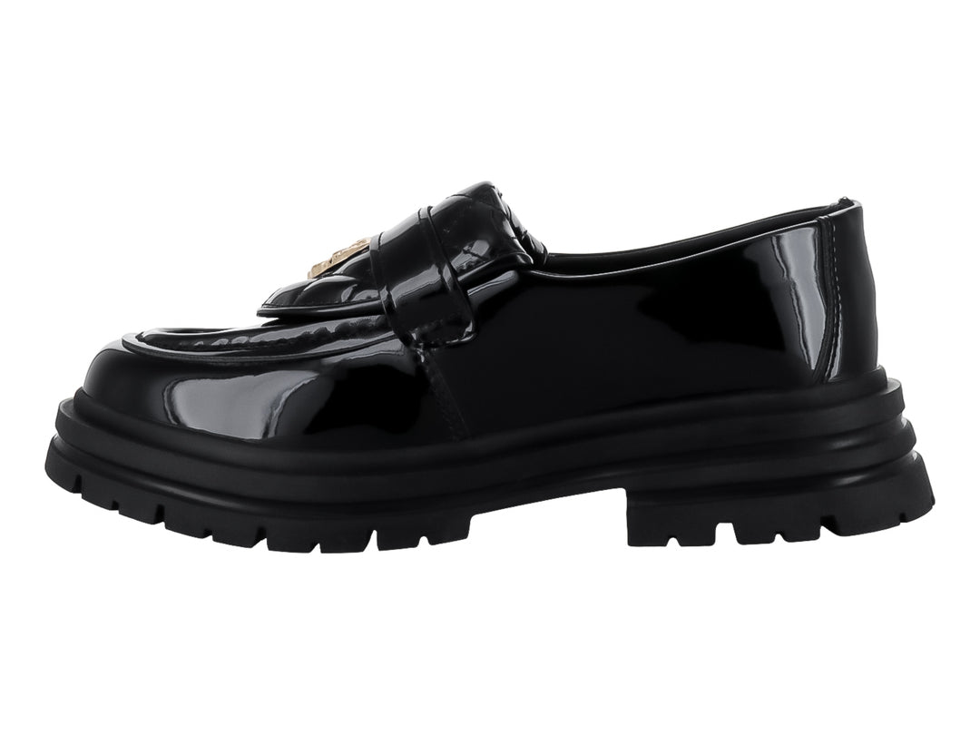 Zapato mocasín de charol negro con suela track gruesa y detalle dorado en la parte superior.