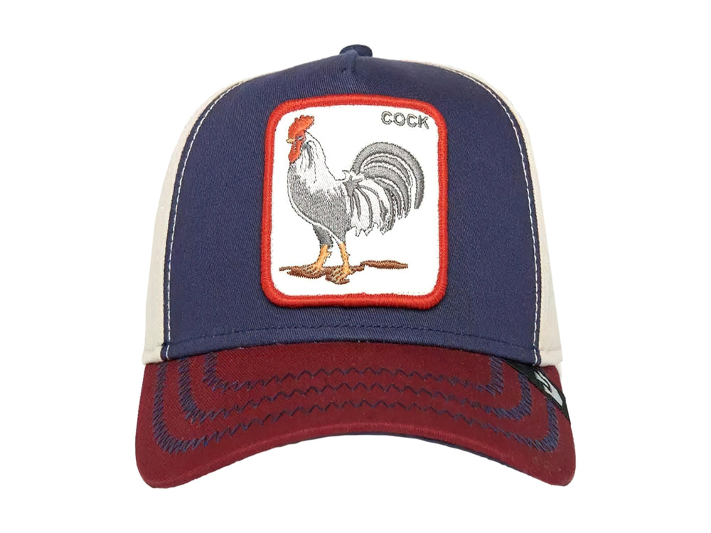 Gorra Goorin Bros en colores azul marino, blanco y rojo con un parche bordado de un gallo en el frente.