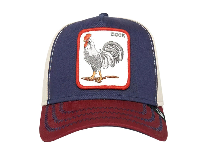 Gorra Goorin Bros en colores azul marino, blanco y rojo con un parche bordado de un gallo en el frente.