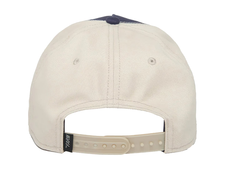Gorra Goorin Bros en colores azul marino, blanco y rojo con un parche bordado de un gallo en el frente.