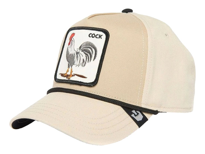 Gorra Goorin Bros color crema con parche frontal bordado de un gallo y detalle en negro sobre la visera.