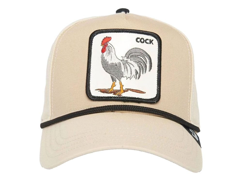 Gorra Goorin Bros color crema con parche frontal bordado de un gallo y detalle en negro sobre la visera.